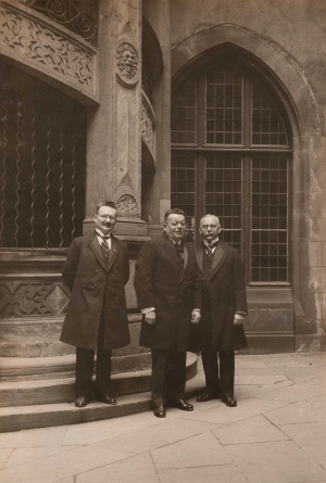 Friedrich Ebert mit Paul Löbe (li.) und Georg Voigt (re.) in Ffm.