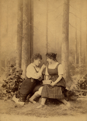 Anna Jaeger und Hedwig Schacko als Hänsel und Gretel 