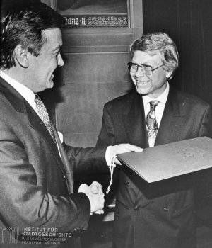 Harry Kupfer (re.) mit OB Andreas von Schoeler (li.)